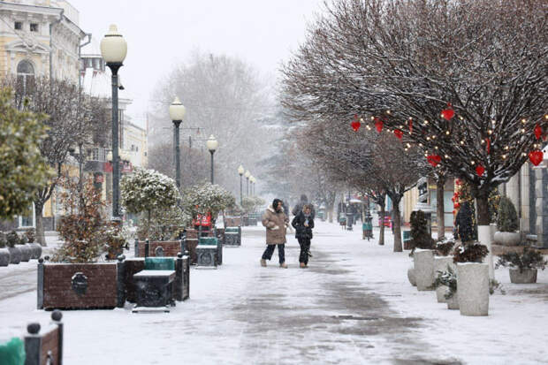 Невролог назвала основные виды травм при падении снега и льда с крыш зимой