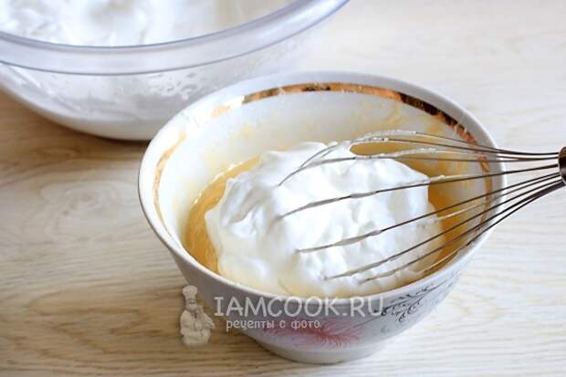 Ввести взбитые белки