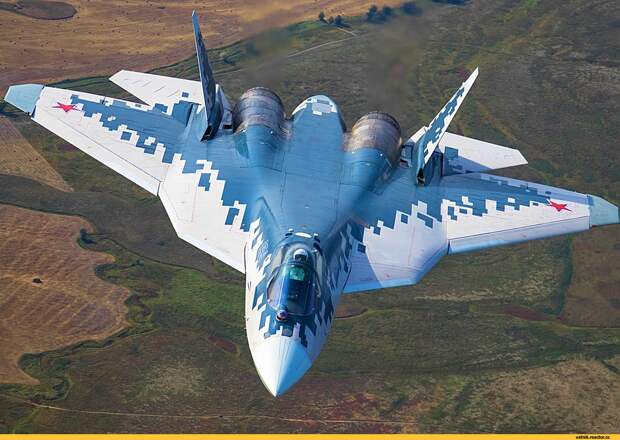 Наш российский Су-57, не побоюсь этого слова, одна из наиболее грозных и высокотехнологичных боевых машин в мире. Такая, что ее реально можно описать немного набившей оскомину фразой «аналогов нет».