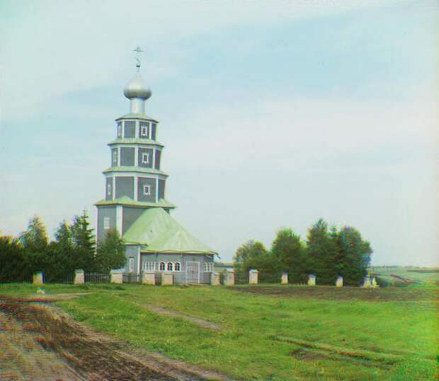 Старинная церковь Тихвинской Божией Матери на правом берегу Тверцы.