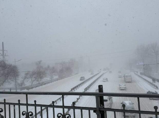 Снегопад свёл Владивосток с ума: такси по 1200 рублей за трехминутную поездку и застрявшие автобусы