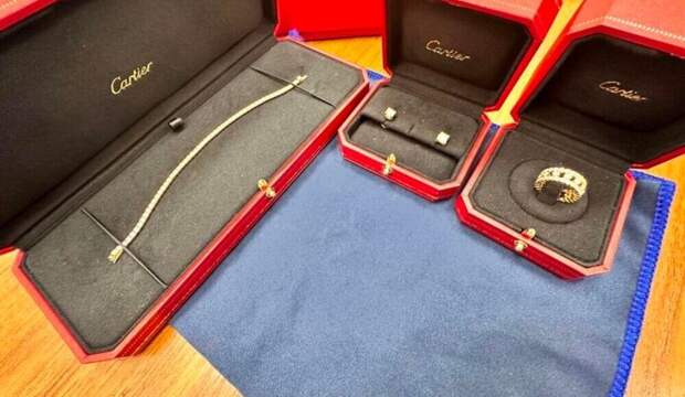 У прилетевшей из Дубая россиянки изъяли украшения Cartier на 5 млн рублей
