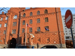 Посольство США в России пало жертвой борьбы с Трампом