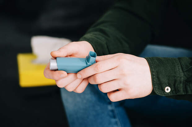 Врач Казенов: частое чихание и слизистые выделения являются признаками астмы