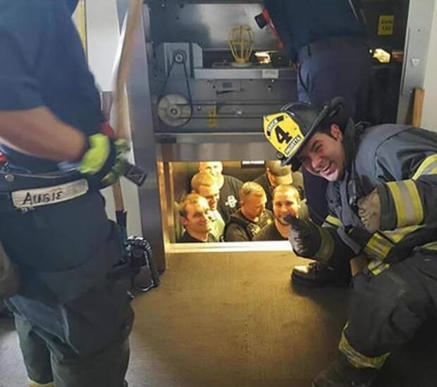 2. Пожарные Канзас-сити спасают полицейских, застрявших в лифте доказательства, невероятно, пруф, случаи из жизни, фото юмор, чего только не бывает, чего только не увидишь