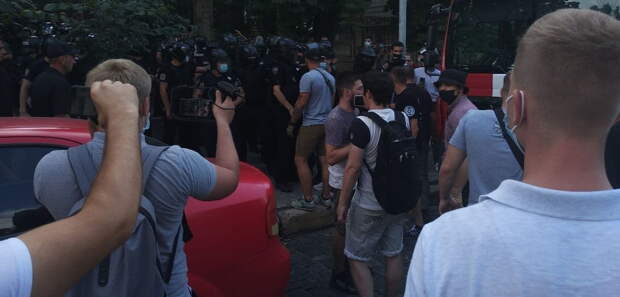 В центре Киева попытка провести параллельно акцию украинских нацистов и представителей ЛГБТ вылилась в...
