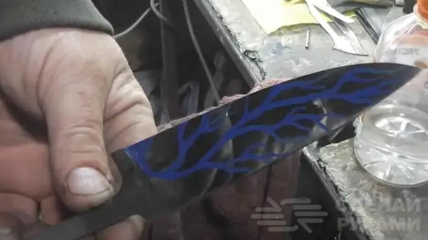 Автор этой работы решил нанести на лезвие своего ножа рисунок, имитирующий ветви деревьев Автор этой работы решил нанести на лезвие своего ножа рисунок, имитирующий ветви деревьев