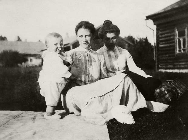 Групповое фото. Юлия с сыном Кириллом. 1904 год. Кустодиев Борис Михайлович. Групповое фото. Юлия с сыном Кириллом. 1904 год. Кустодиев Борис Михайлович.