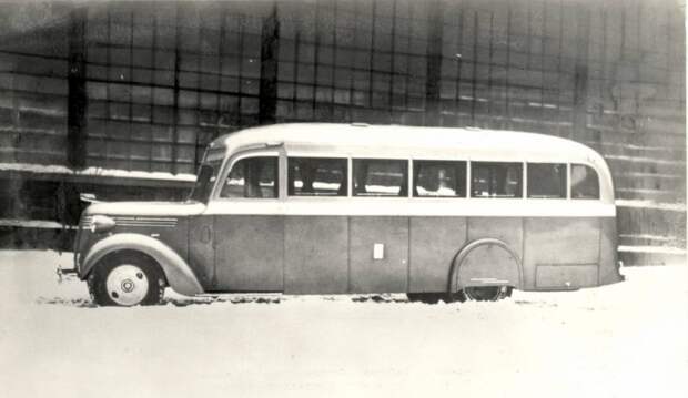 Советский автобус ЗИС-16.