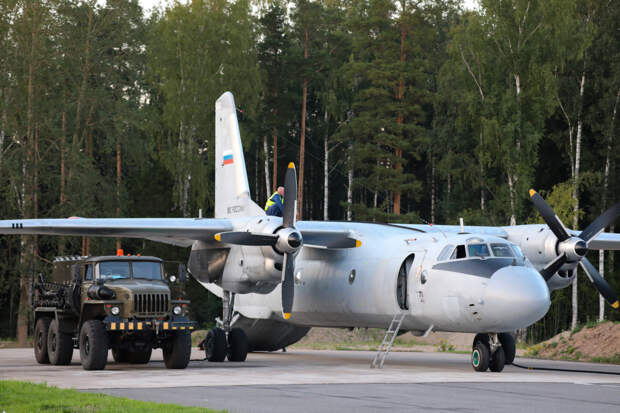 На аэродроме транспортной авиации Ленинградской армии ВВС и ПВО проведена подготовка авиатехники к учебно-тренировочным полетам