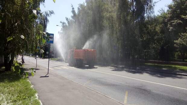 Фотокадр: в Лианозове проводят промывку дорог и аэрацию воздуха