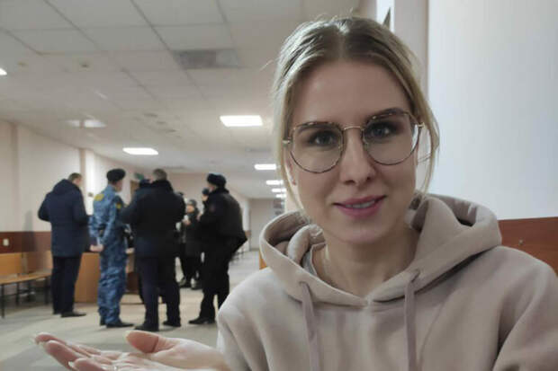 Довольнющая и счастливая Соболь в суде. Хоть какая-то движуха... А то забудут к чертям.