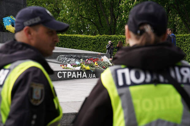 Полицейские в Киеве не пустили женщину к Вечному огню из-за пилотки со звездой