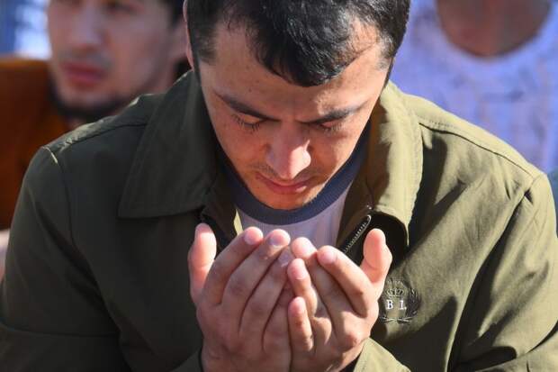 Нельзя запрещать человеку молиться: политолог Максимкин выступил против осуждения публичных намазов