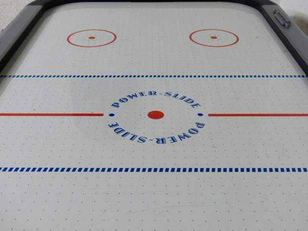 air-hockey-167863_1920 alt