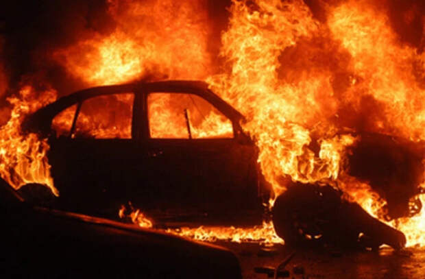 В новогоднюю ночь французы сожгли сотни автомобилей