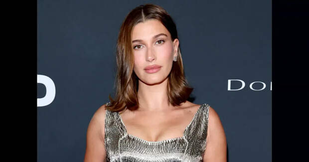 Деми Мур (в голом платье), Хейли Бибер, Кристен Стюарт и Памела Андерсон на премии WWD Style Awards