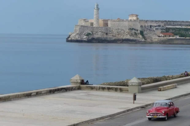 Американский конгрессмен призвал туристов немедленно покинуть Кубу