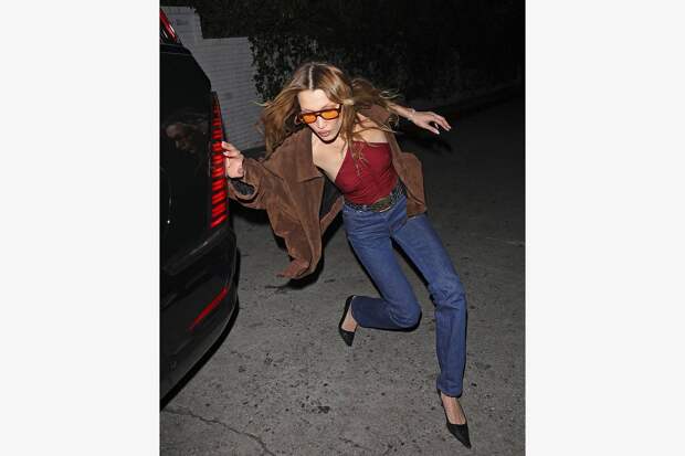 Белла Хадид в откровенном наряде едва не упала перед камерами