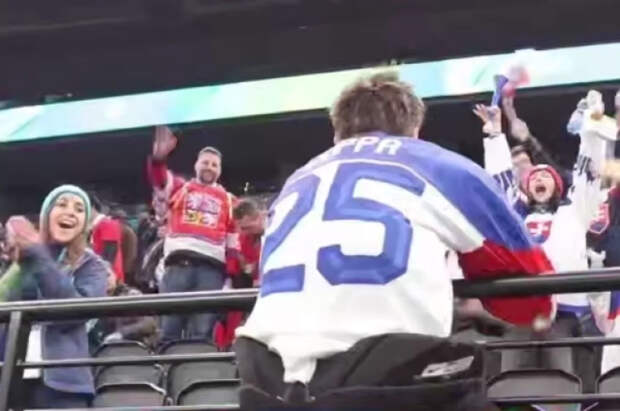 Безногий парахоккеист Йоппа на руках поднялся к фанатам после победы