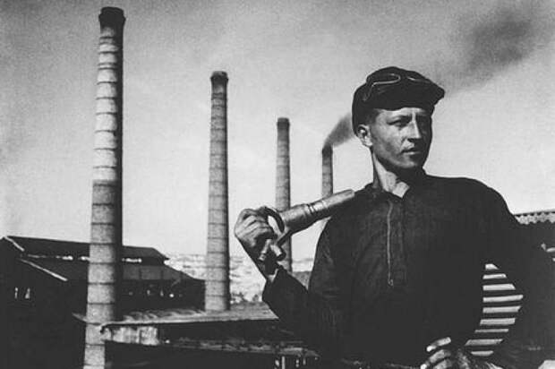 Чего у СССР не отнять, так это того, что образ рабочего стоял во главе: все мечтали быть строителями, шахтерами, инженерами. Сегодня же все хотят стать мега-популярной телезвездой или блогером... 