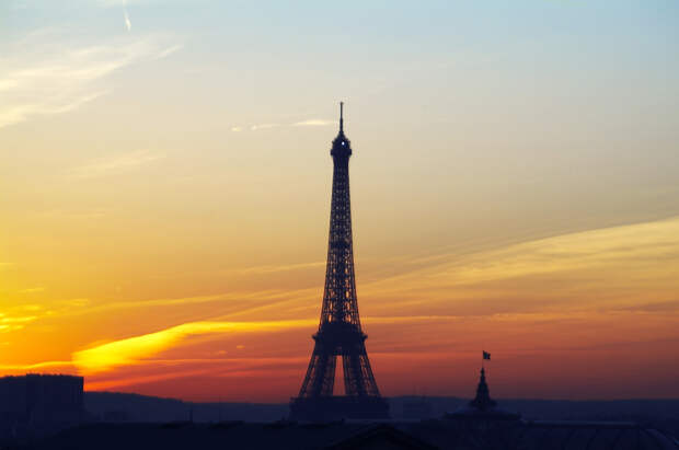 Россиянин упал с Эйфелевой башни и выжил