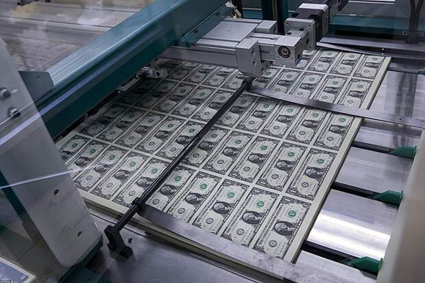 США и МВФ забыли главный принцип денег - они должны быть обеспечены хоть чем-нибудь. Бесконтрольное печатание фантиков и стало началом краха Великого Даллария, ну а рупия, юань и рубль чисто подсуетились - откопали могилку, ничего личного - просто бизнес.