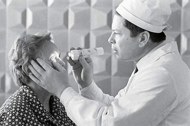 Святослав Фёдоров осматривает пациентку, 1968 г. / Фото: www.itogi.ru