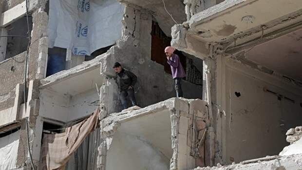 Дети играют в разрушенном доме в Восточной Гуте, Сирия