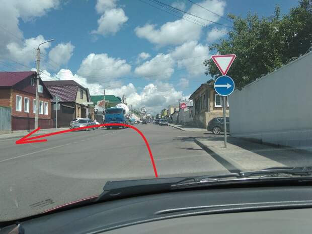 Автоюрист пояснил, почему можно совершить разворот в зоне действия дорожного знака «Движение направо»