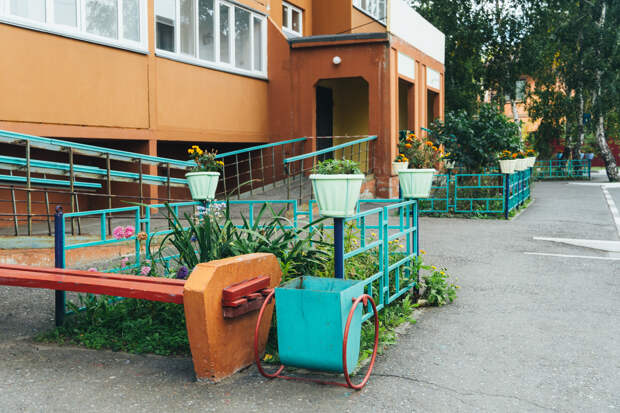 В Омске у подъезда дома зарезали молодую девушку