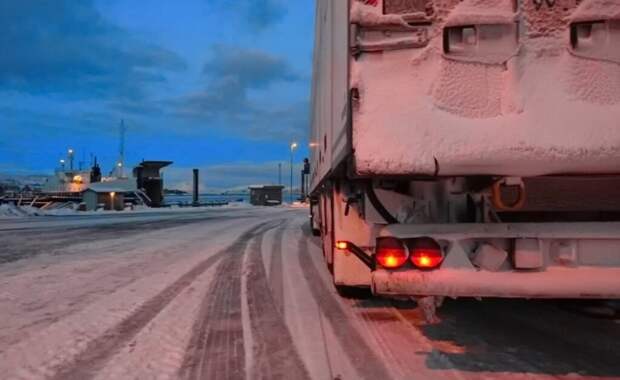 В Смоленске спасли дальнобойщика из ледяного плена