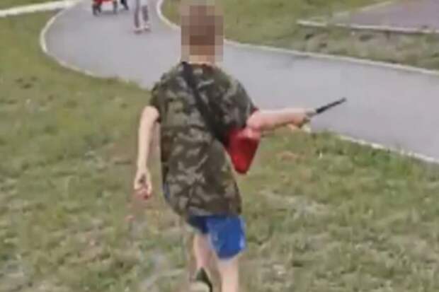 «Пнул ребенка по лицу»: мальчик с ножом материт и бьет жителей Первомайского района