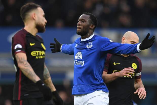 Everton's Belgian striker Romelu Lukaku (C) celebrates after scoring the opening goal of the English Premier League football match between Everton and Manchester City at Goodison Park in Liverpool, north-west England on January 15, 2017.