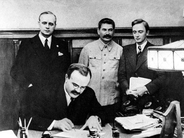 Молотов подписывает пакт о ненападении с Германией