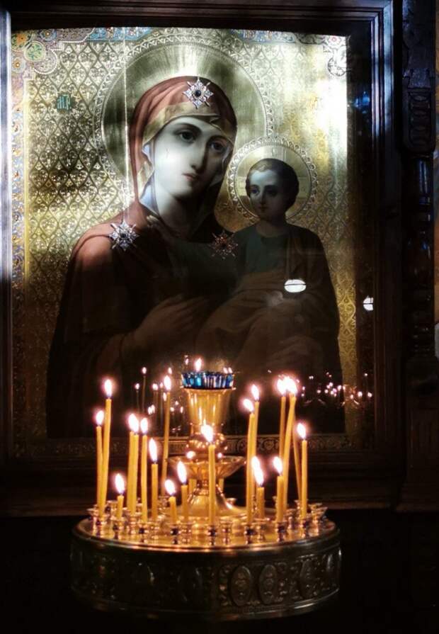 В Казанском храме в поселке Вырица, что  под Петербургом, слева от алтаря находится большой и очень красивый образ Иверской иконы Богородицы