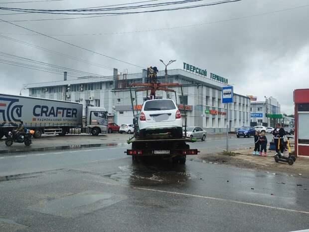 На Волоколамском шоссе в Твери собрался "паровозик" из машин