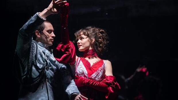 Лихорадка чувств и искромётные комедии: куда сходить в театр в феврале