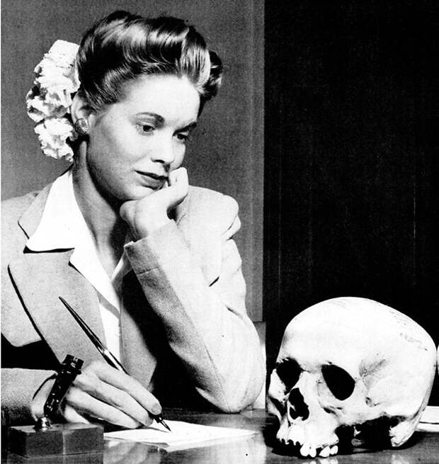 Снимок из «Life»: можно ли представить, чтобы фото советской девушки с черепом немца опубликовали журналы «Работница» или «Крестьянка»? Фото: Wikipedia.org