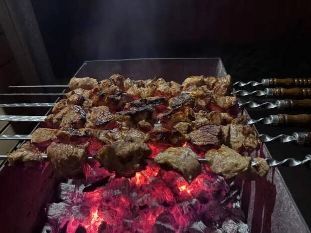 Вкусный и безопасный шашлык: врач назвал три лучших маринада и специи против канцерогенов
