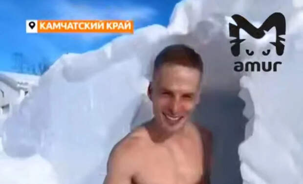 Видео: Жители Камчатки пробираются к спортзалу сквозь десятиметровый сугроб