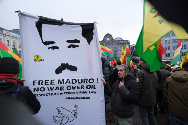 Акция в Брюсселе, в руках активистов плакат с изображением похищенного президента Венесуэлы Николаса Мадуро и требованиями соблюдать международное право