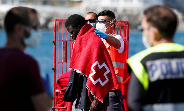 Африканский беженец, подобранный спасательным судном у испанских берегов.
