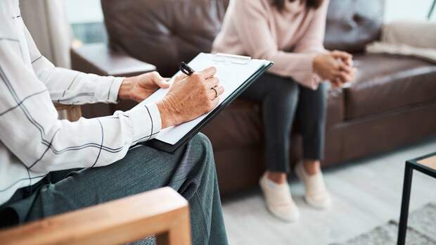 Не дает советов и сам находится в терапии: семь признаков хорошего психолога