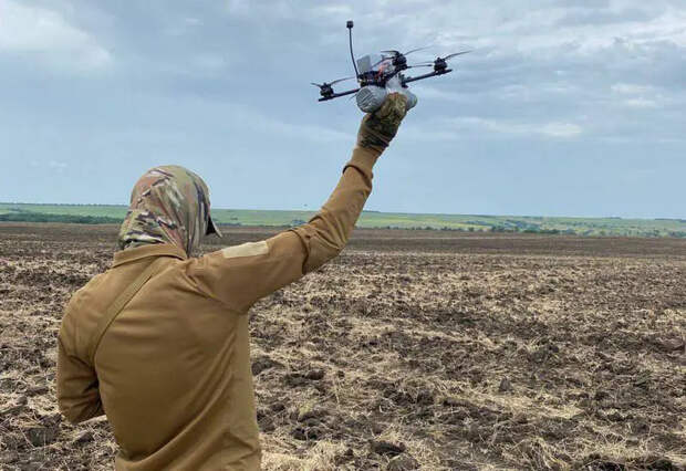 Российские военные в зоне СВО начали применять FPV-дроны «Гортензия» с управлением по оптоволокну