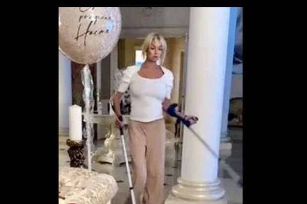 «Я тоже человек, и со мной может случиться что-то плохое»: Волочкова объяснила костыли