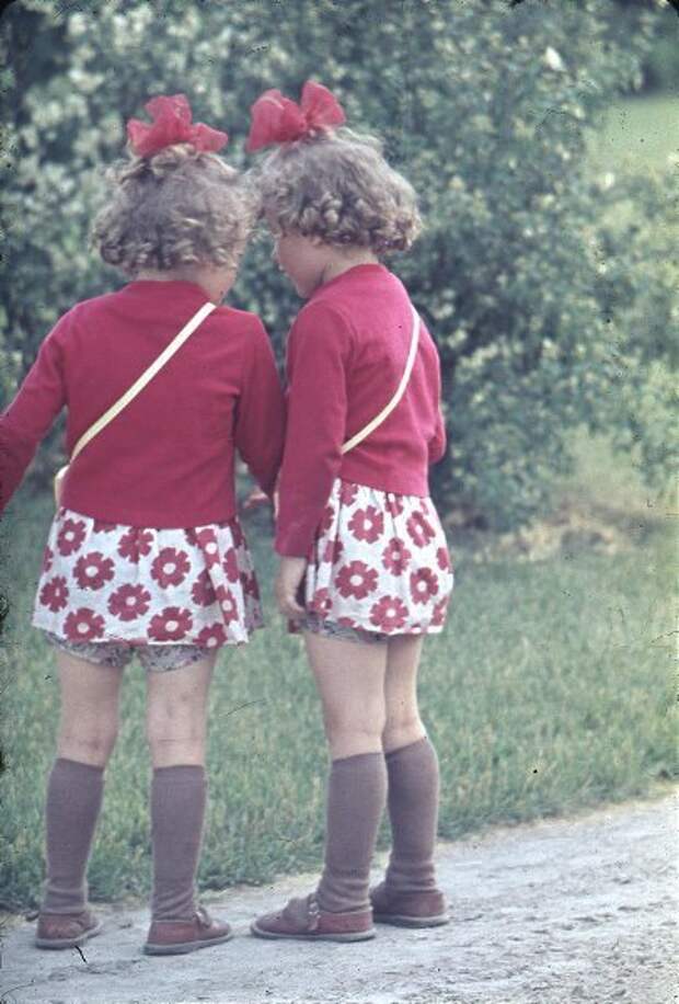 Девочки-близняшки. Виктор Горкин, 1960-е, МАММ/МДФ.