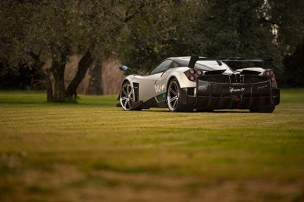 Двухдверный гиперкар от Pagani Automobili (17 фото)