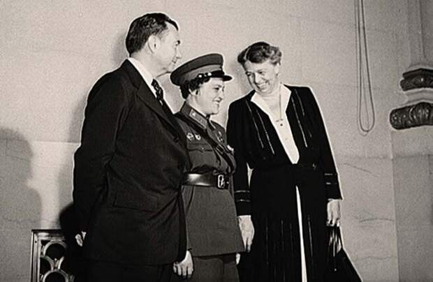 Обложка журнала «Кольерс», 1944 г. Обложка журнала «Кольерс», 1944 г.