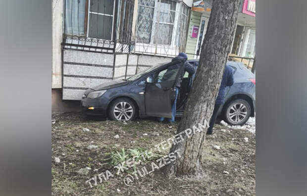 В тульском Заречье легковушка врезалась в дом